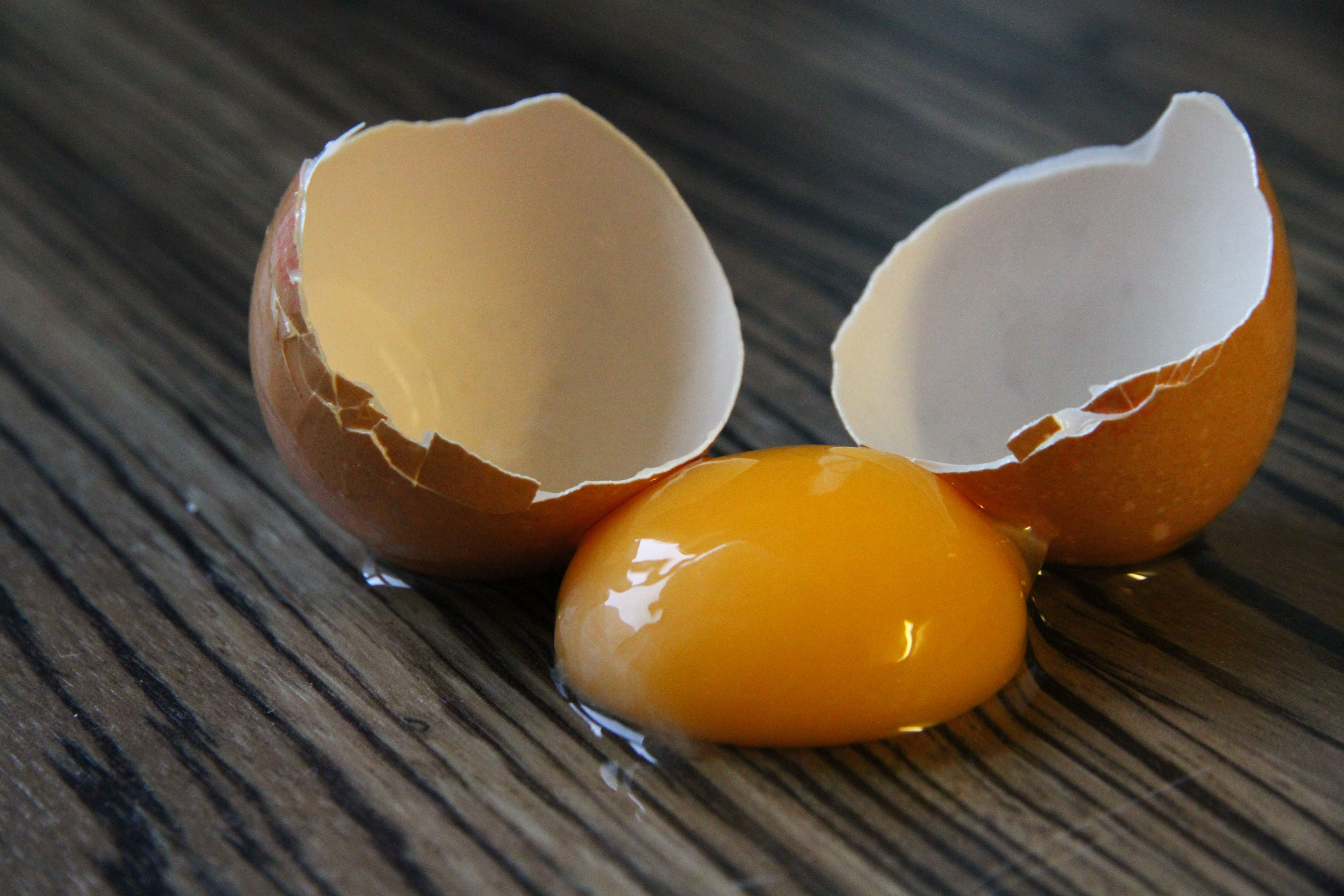 К чему снятся разбитые сырые яйца. Яичный желток. Куриный желток. Сырое яйцо. Разбитое яйцо.