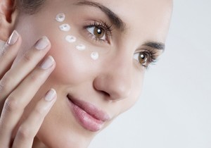 Советы по нанесению крема на кожу под глазами